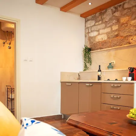 Stonehouse 22 - Zf Hvar هفار